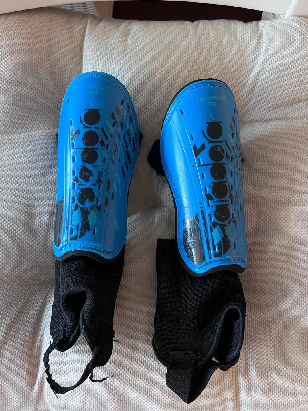 Youth, shin pads- size small