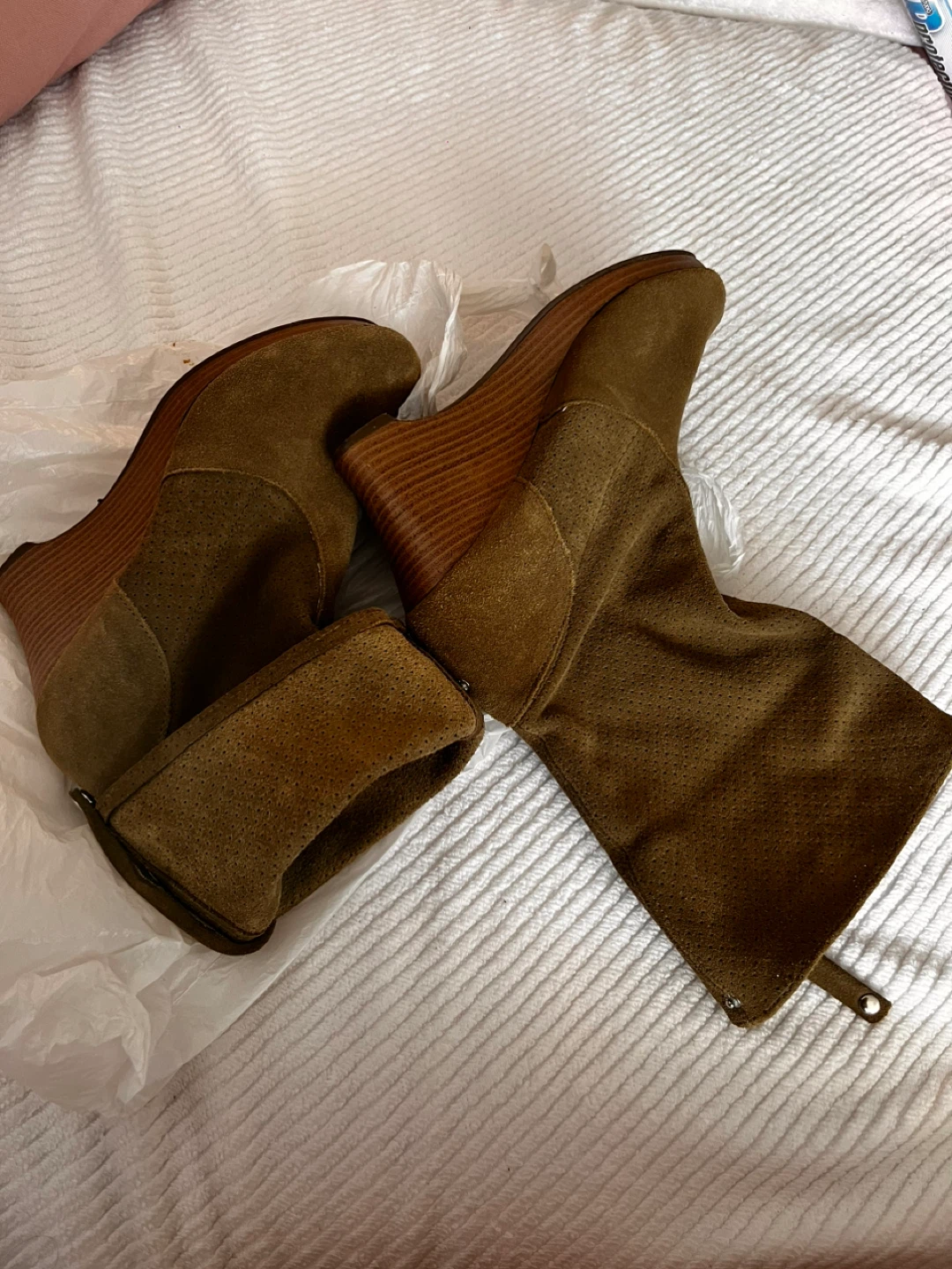 Women's Taupe Suede Perforated Wedge size 7 Boots - photo 4