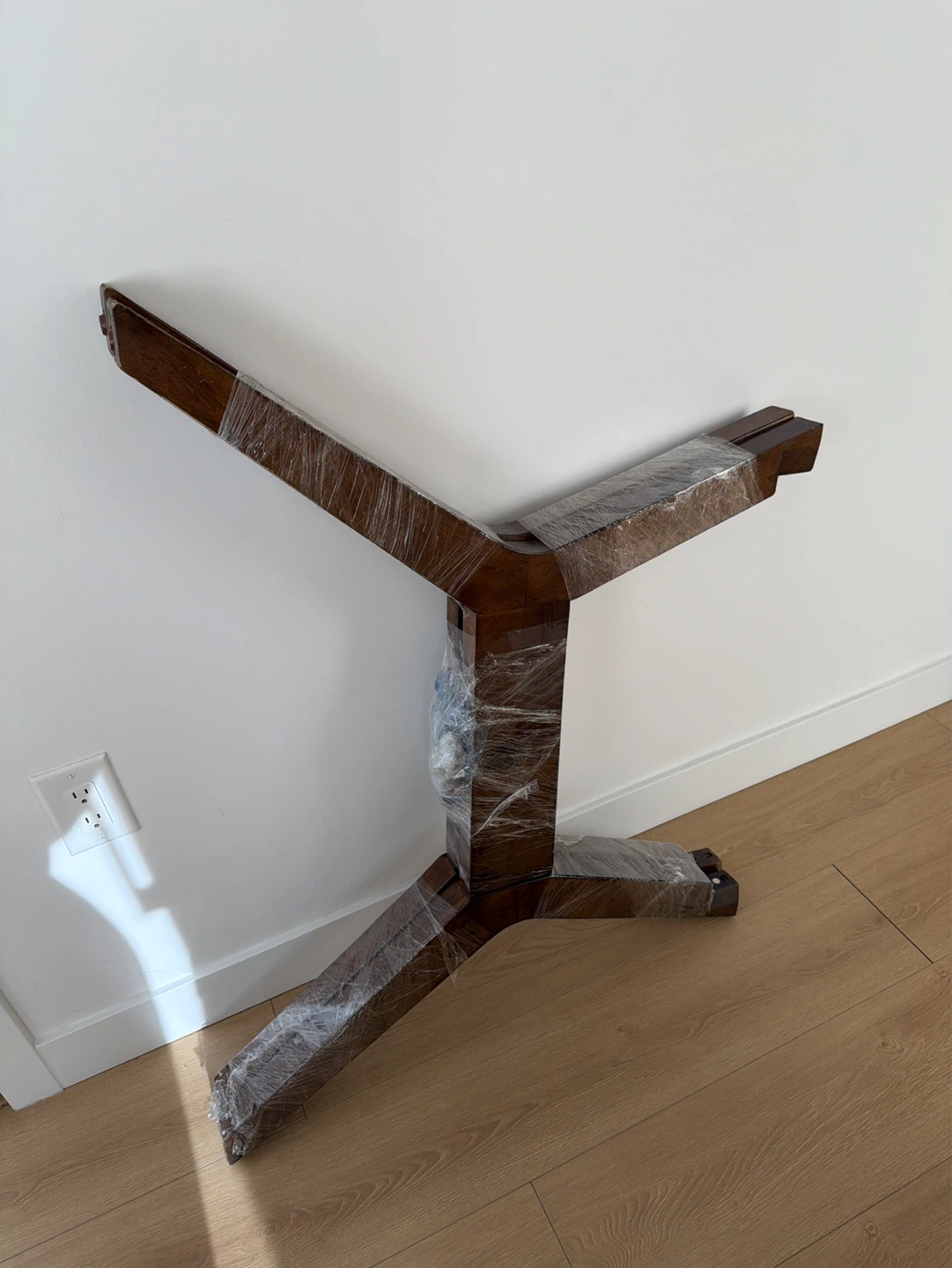 Round Wooden Dining Table with Excellent Condition - photo 2