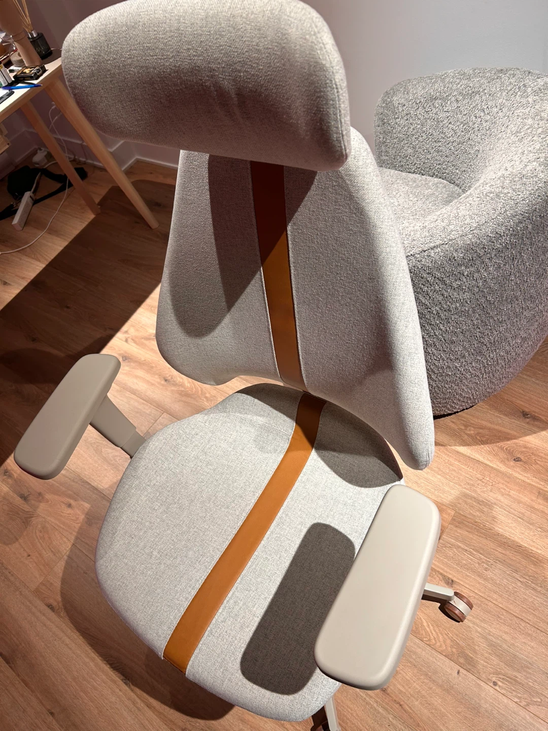 Chaise de bureau ergonomique grise et brune