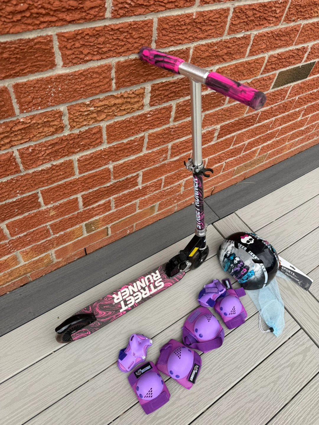 Street Runner Scooter with Helmet and Pads