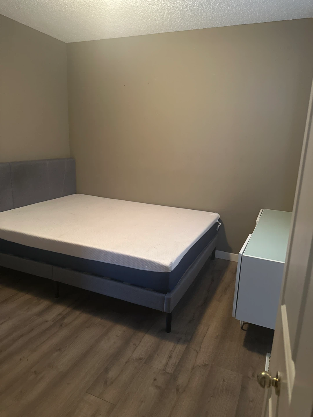 Private one room for rent in Convington Close NE - photo 5