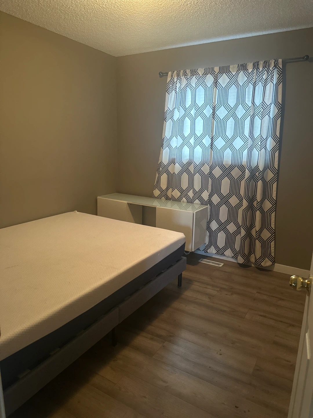 Private one room for rent in Convington Close NE - photo 4
