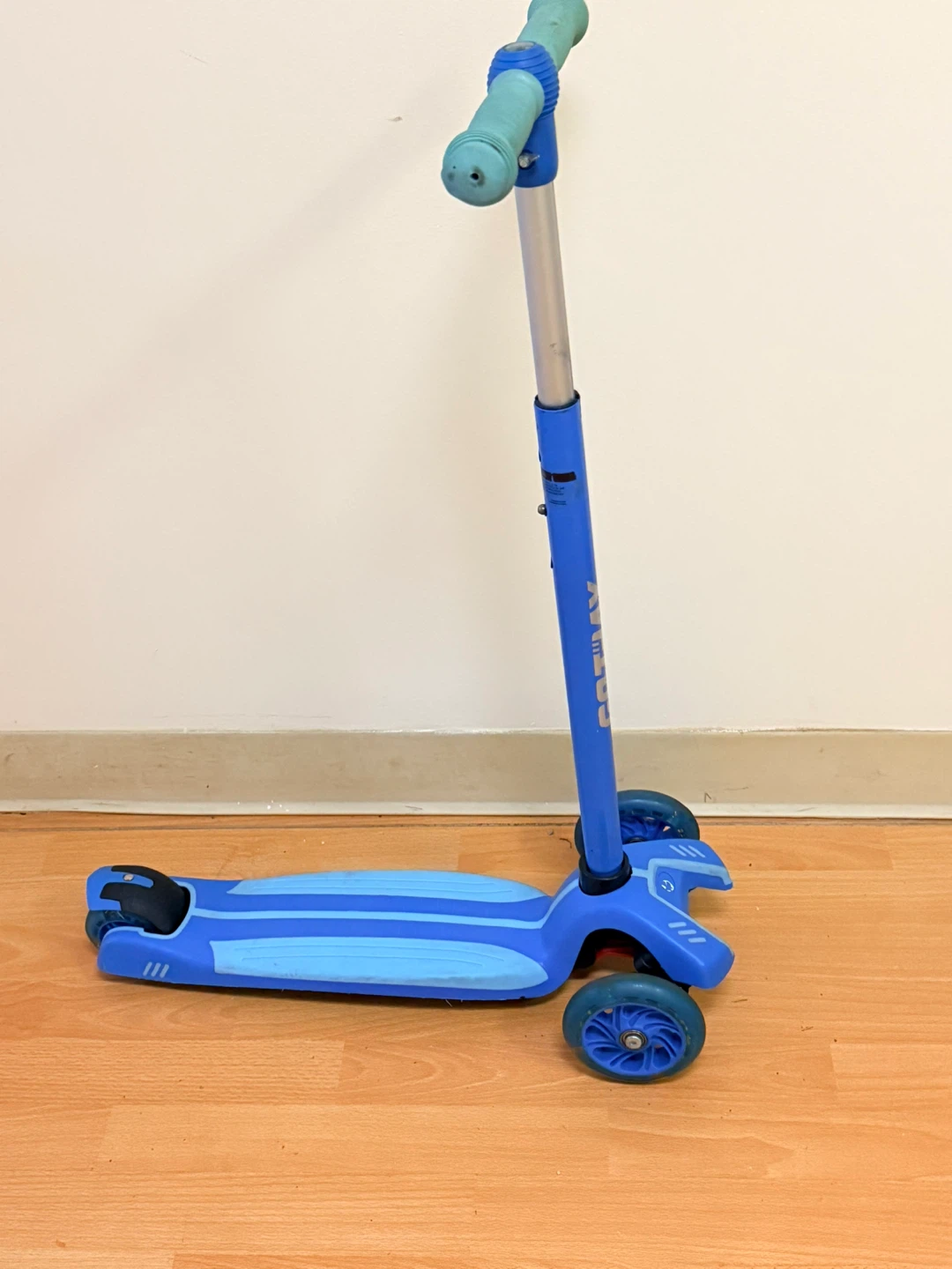 GO TRAX 3-Wheel Scooter with Light-Up Wheels - photo 3