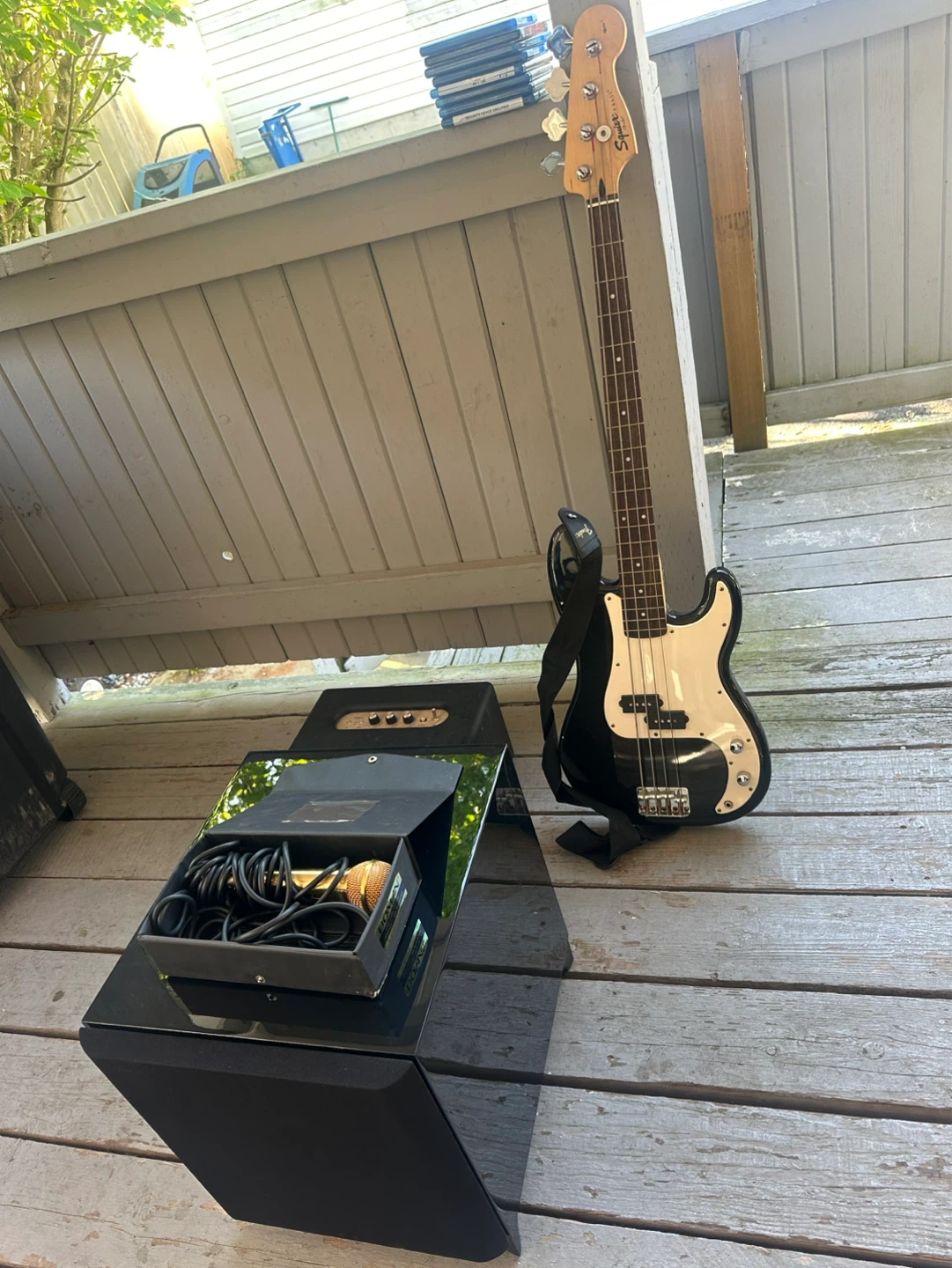 Squier Electric Bass Guitar with Energy Subwoofer ,Mic,& Wires