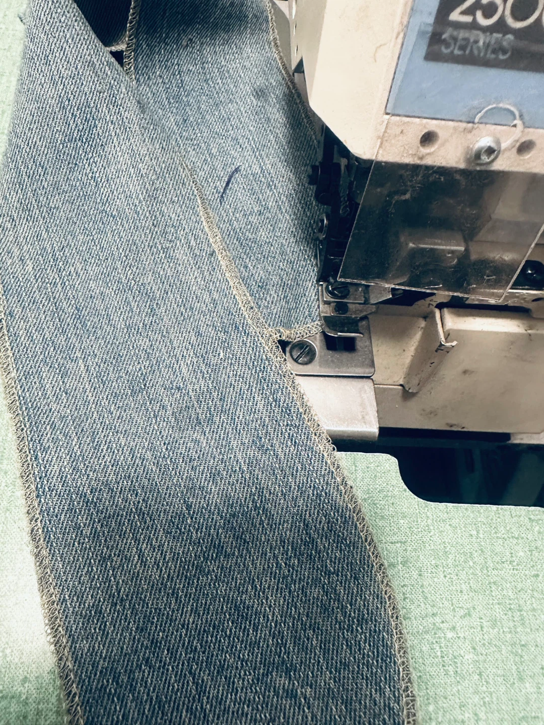 JUKI MO-2514N Serger Sewing Machine - photo 3