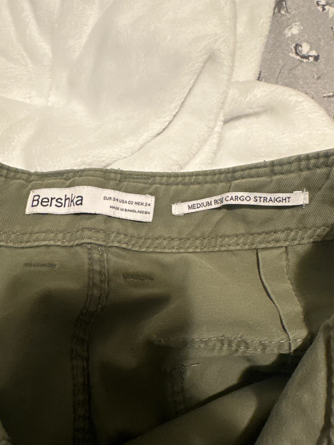 Bershka Medium Rise Cargo Straight Pants - Olive Green - photo 2