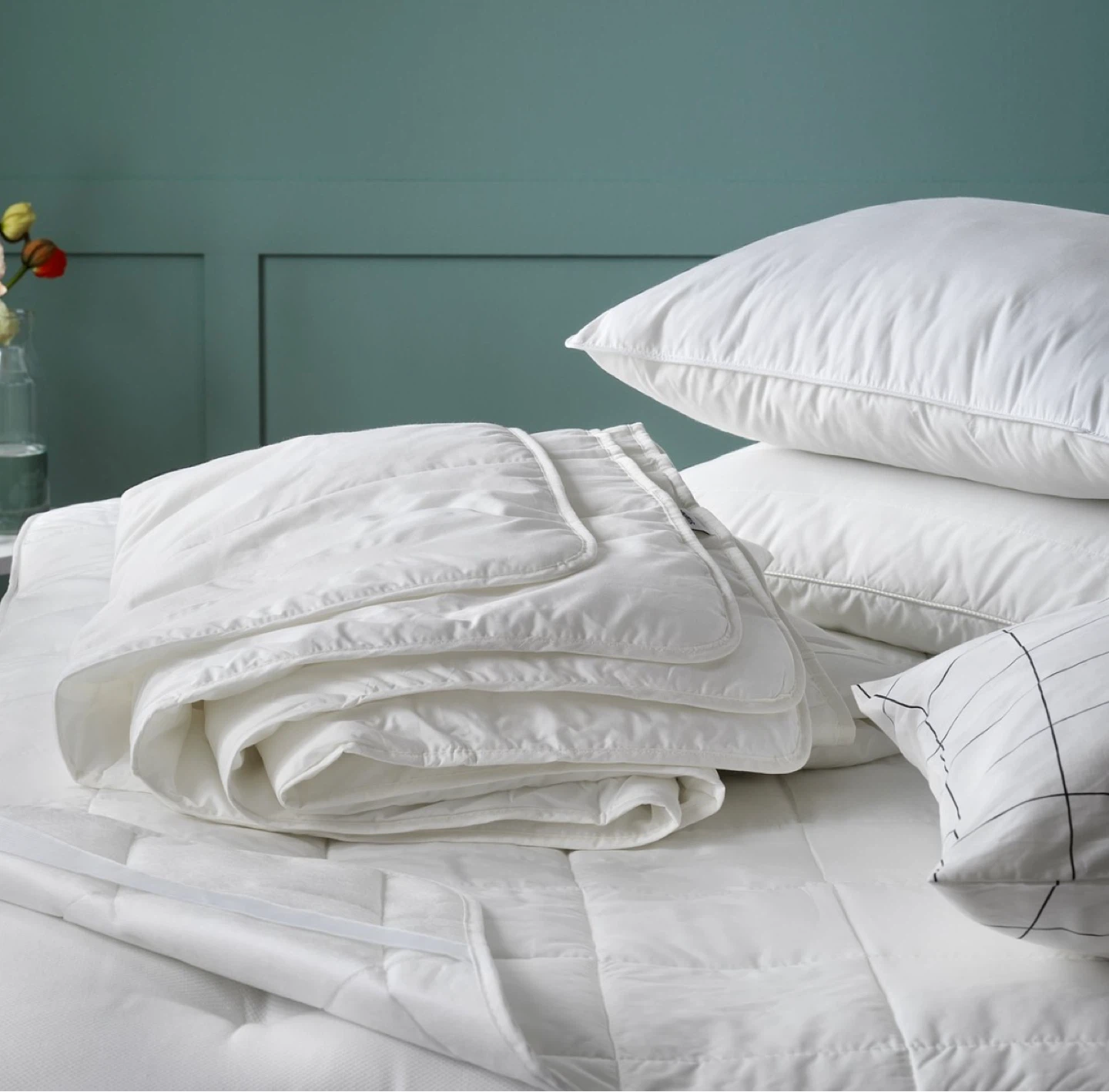 White Quilted Mattress Topper with Straps - photo 4