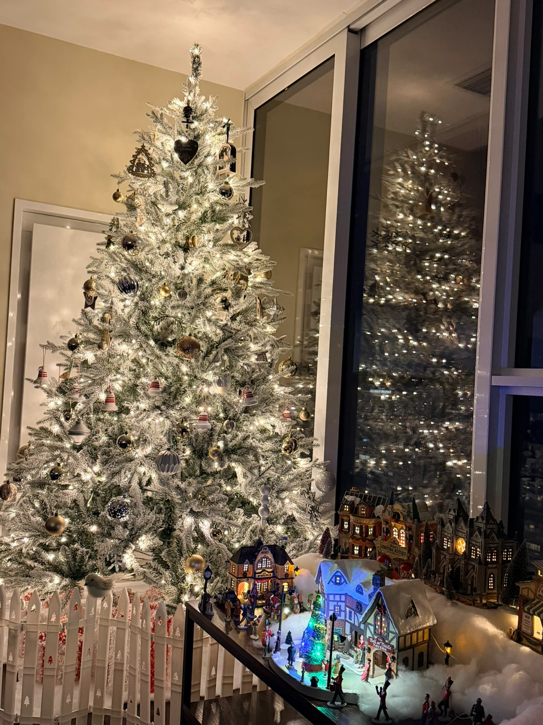 7.5ft Pre-Lit Fairbanks Fir Christmas Tree - photo 2