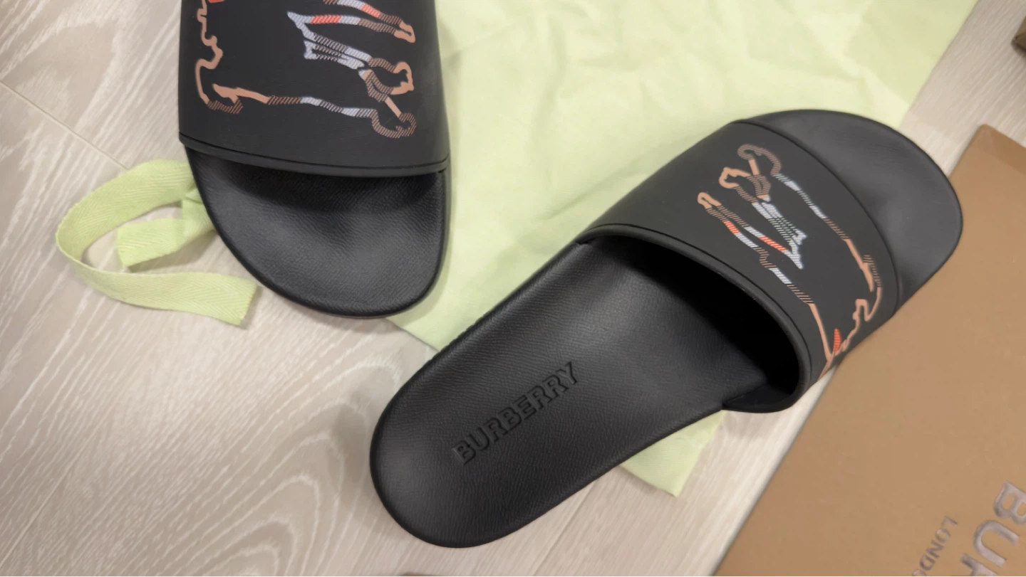 Authentic Burberry Furley Slides Size 8 – Brand New - photo 3