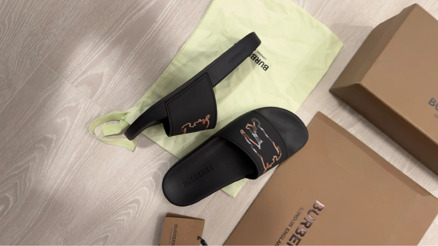 Authentic Burberry Furley Slides Size 8 – Brand New - photo 2