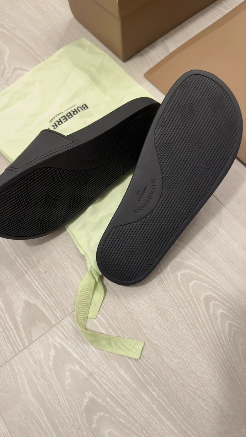 Authentic Burberry Furley Slides Size 8 – Brand New - photo 4