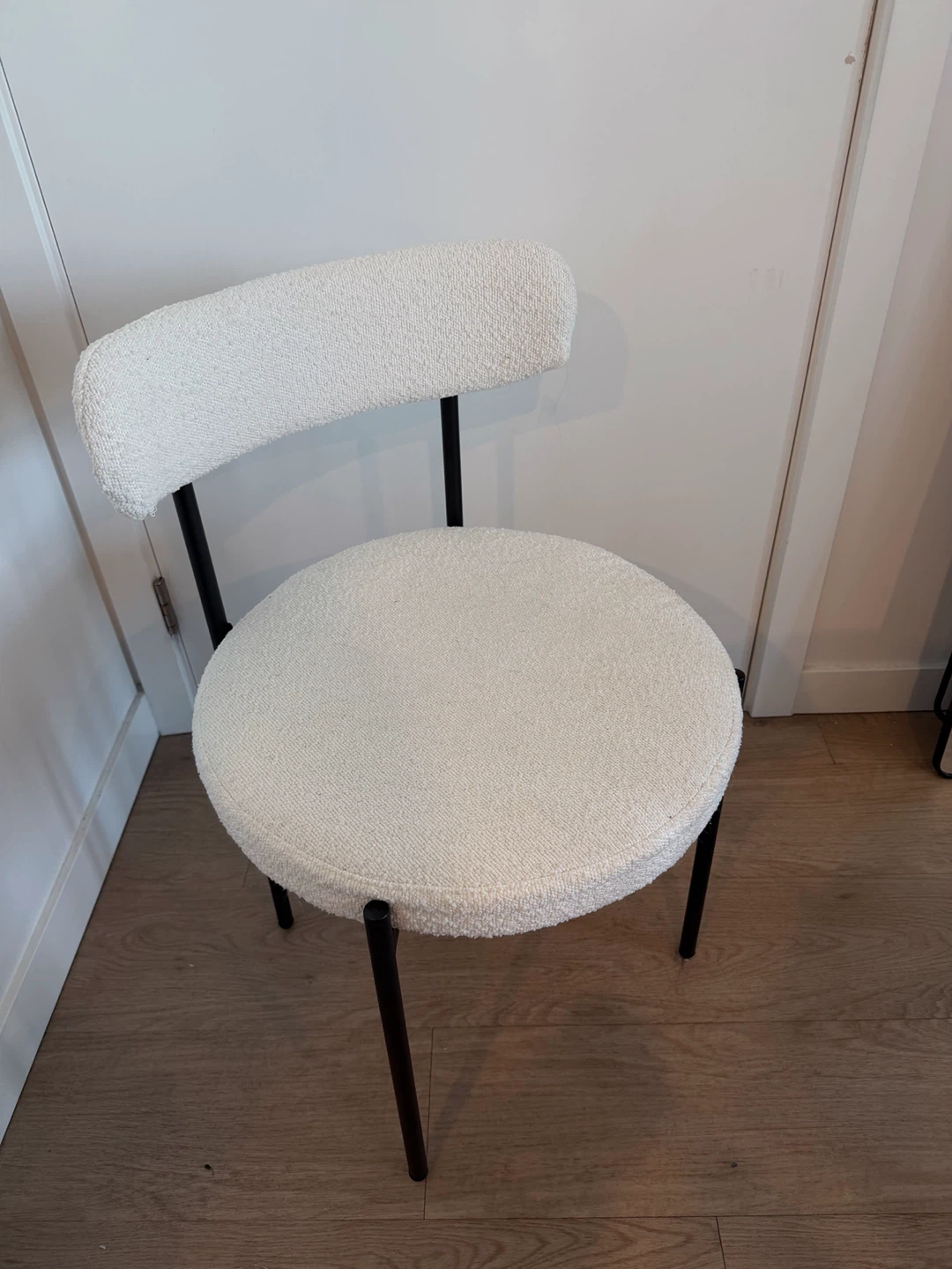 Set of 4 Cream Boucle Chairs and Glass Top Dining Table - photo 3