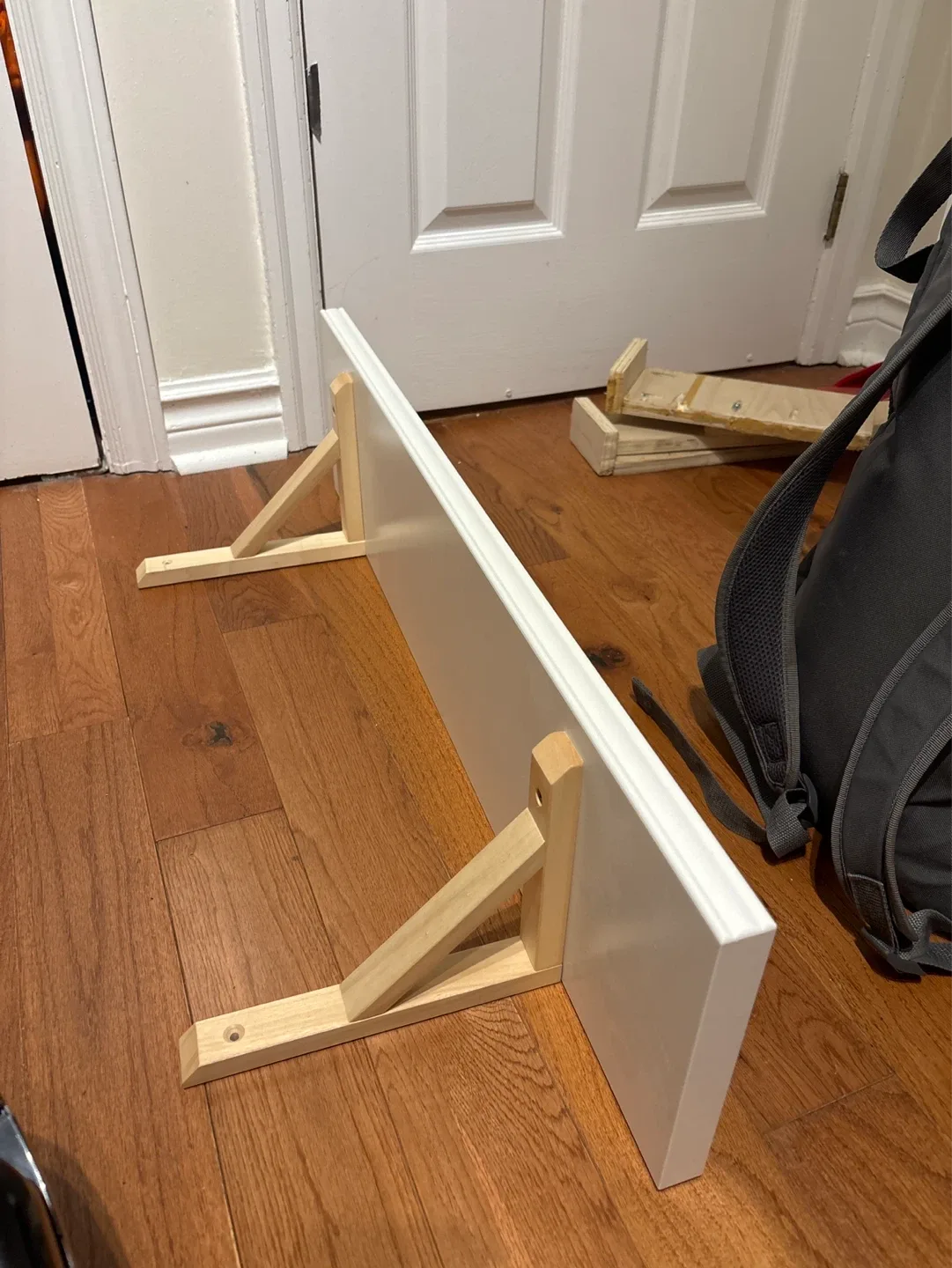 High Quality White Wall Shelf with Wooden Brackets