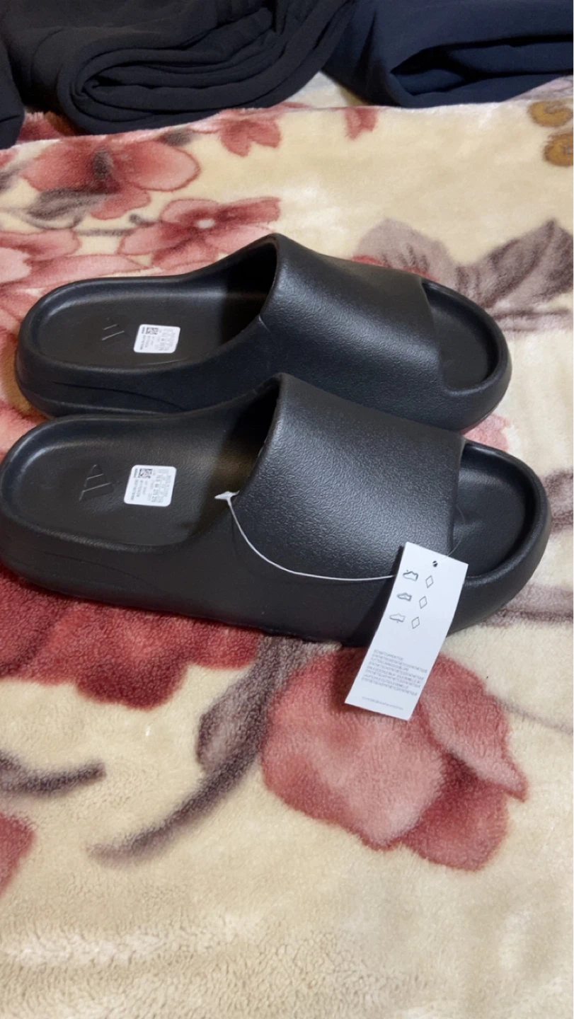 Perfect Yeezy Slides Black - Size 11 & 12