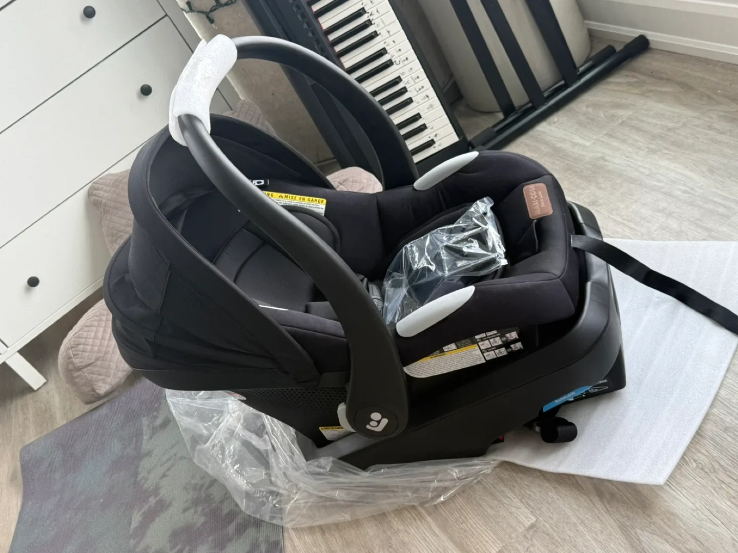 BRAND NEW Maxi-Cosi Mico Luxe Car Seat AND BASE INCLUDED