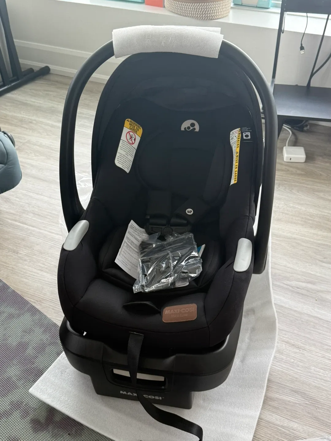BRAND NEW Maxi-Cosi Mico Luxe Car Seat AND BASE INCLUDED - photo 2