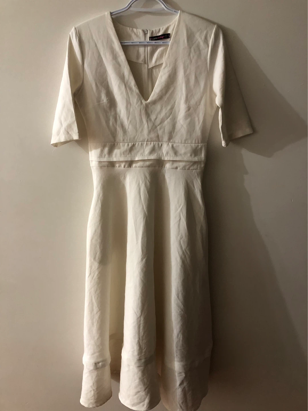 Aspriin Fashion Women's Cream V-Neck Midi Dress Size M