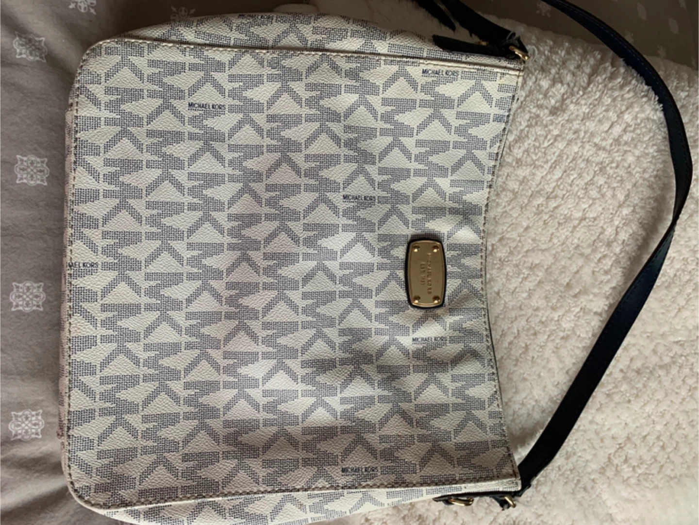Michael Kors MK Signature Shoulder Bag