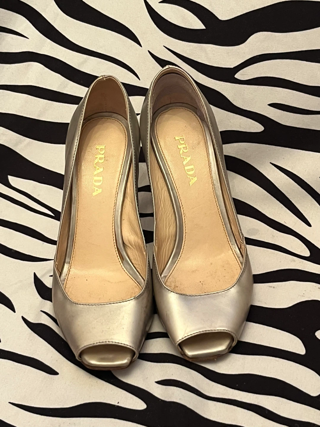 🖤 Prada peep-toemetallic silver leather pumps Women’s Size 35.5 - photo 3