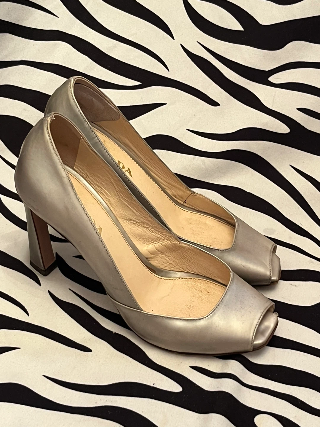 🖤 Prada peep-toemetallic silver leather pumps Women’s Size 35.5