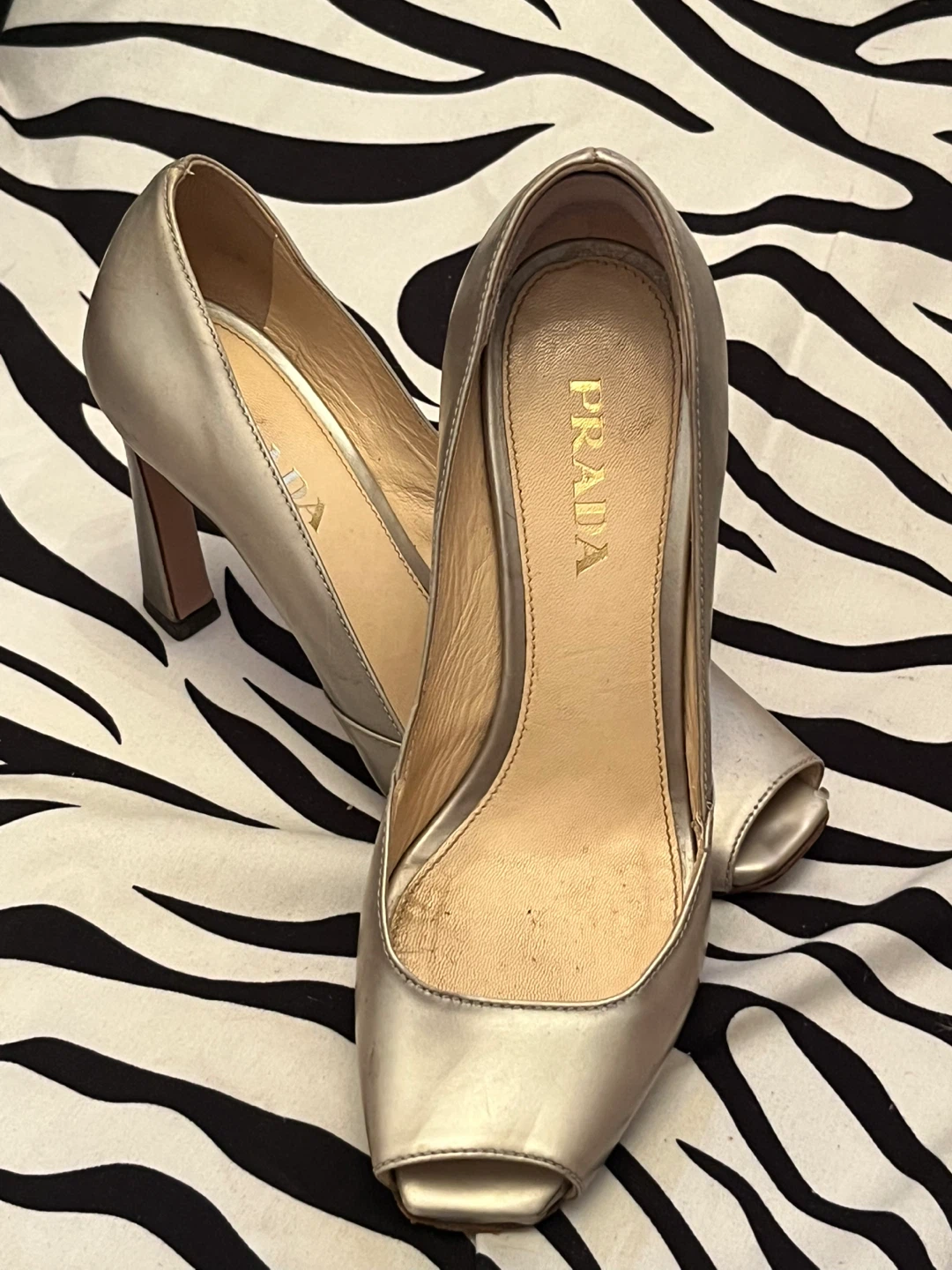 🖤 Prada peep-toemetallic silver leather pumps Women’s Size 35.5 - photo 2