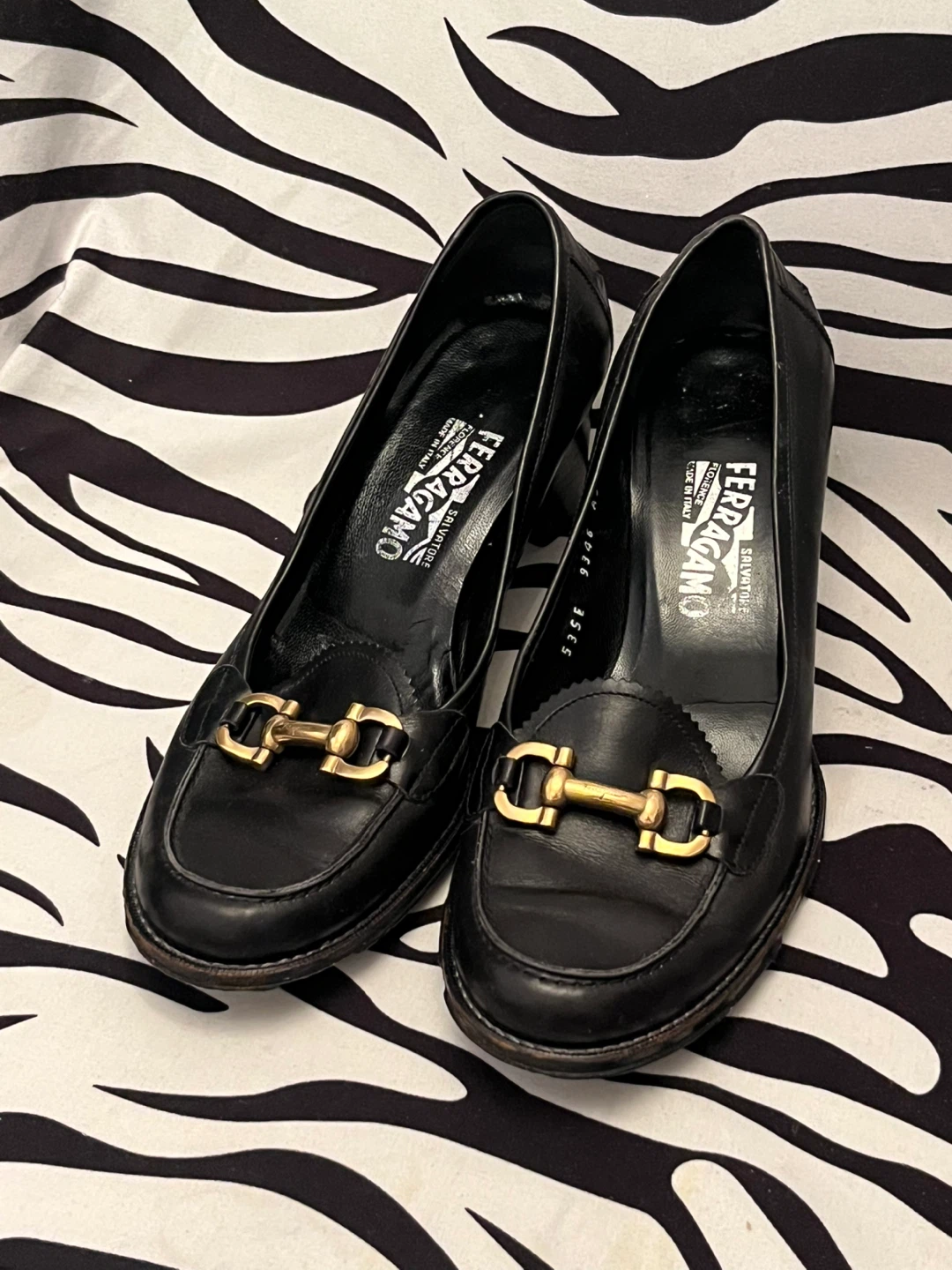 🖤 Ferragamo Black Heel with Gold Hardware  Women’s Size 9 B - photo 2