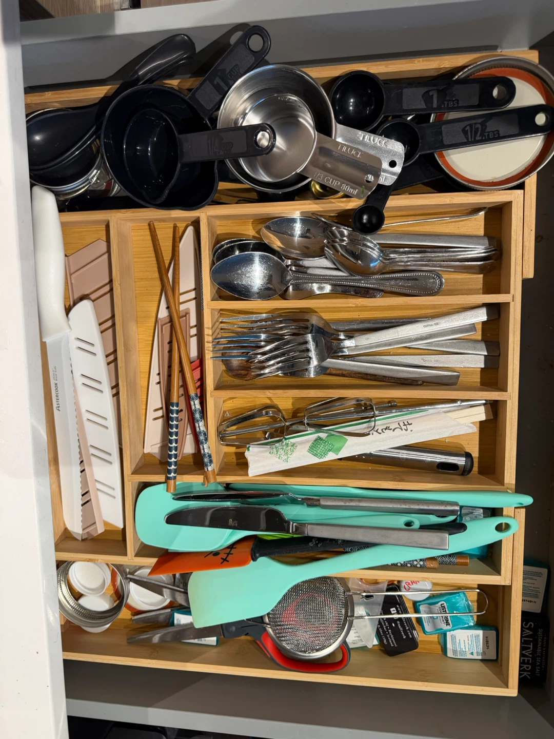 Kitchen Utensil Set with Measuring Cups, Spatulas, and Cutlery