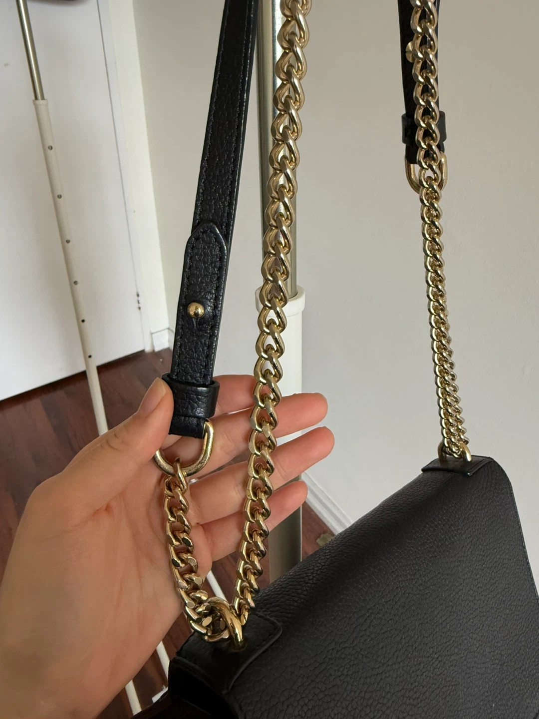 Mon Purse Black Leather Shoulder Bag with Gold Chain - photo 5