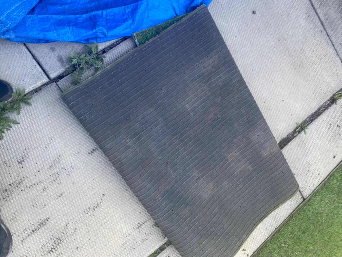 Artificial Grass Mat 71L x 46W - photo 2