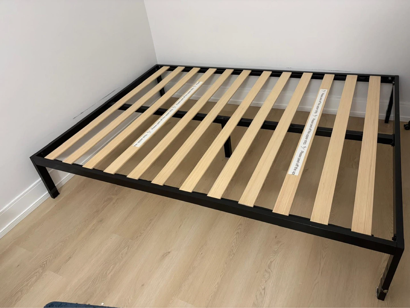 Queen Size Metal Bed Frame with Wood Slats - photo 2