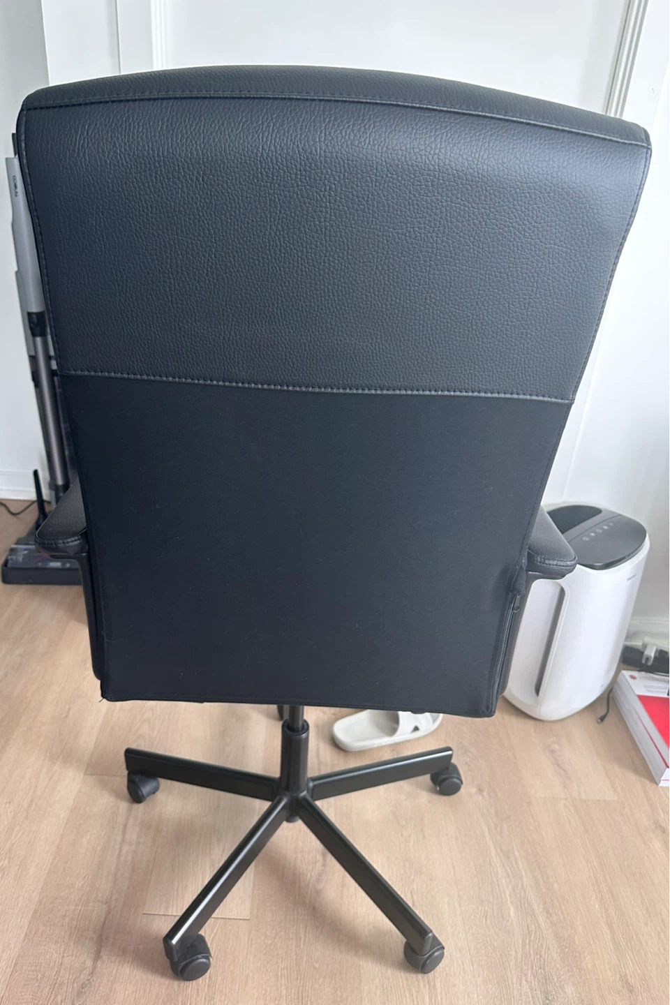 IKEA - Millberget Black Office Chair with a free floor protector - photo 2
