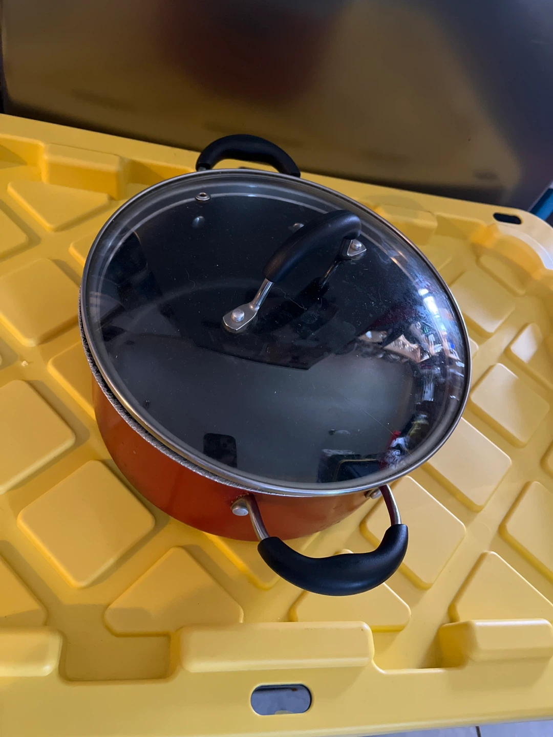 Red pan with Glass Lid