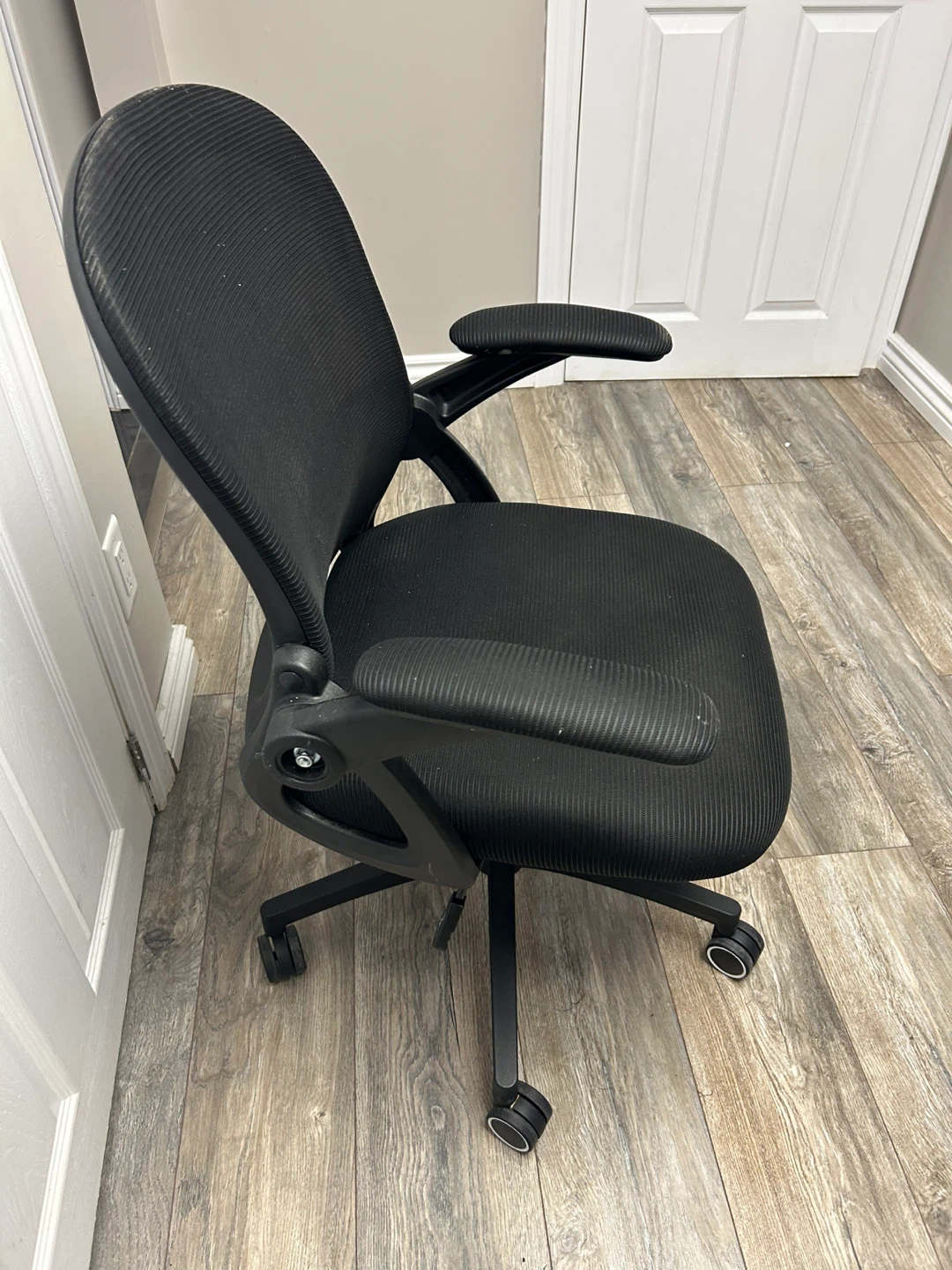 Black Mesh Back Office Chair with Adjustable Arms - photo 3