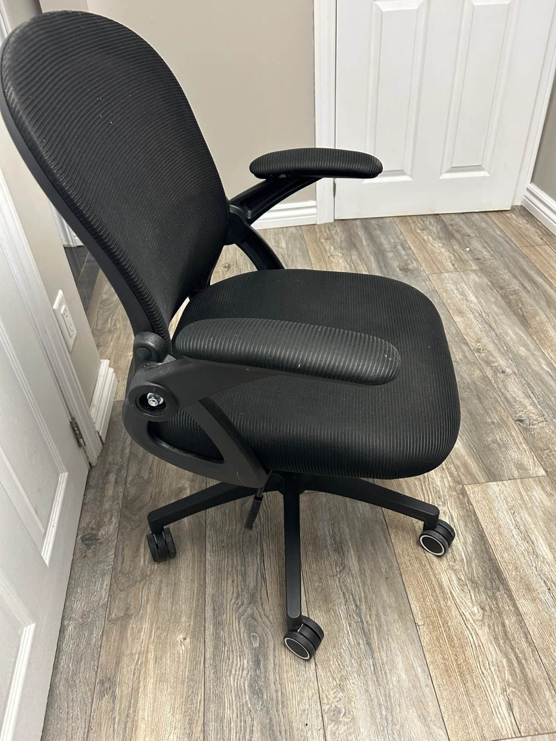 Black Mesh Back Office Chair with Adjustable Arms - photo 2