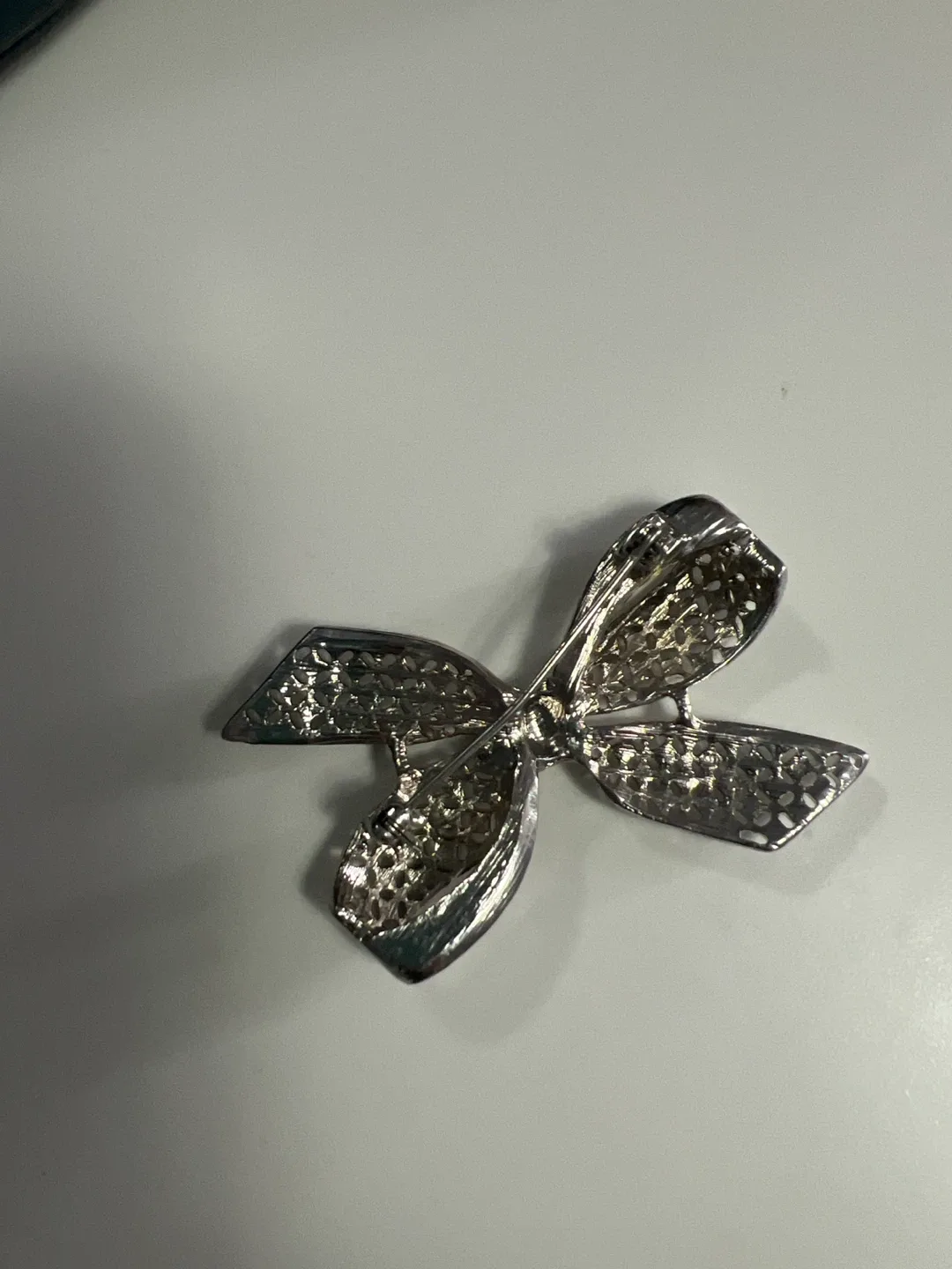 Sparkly Bow Brooch - photo 2