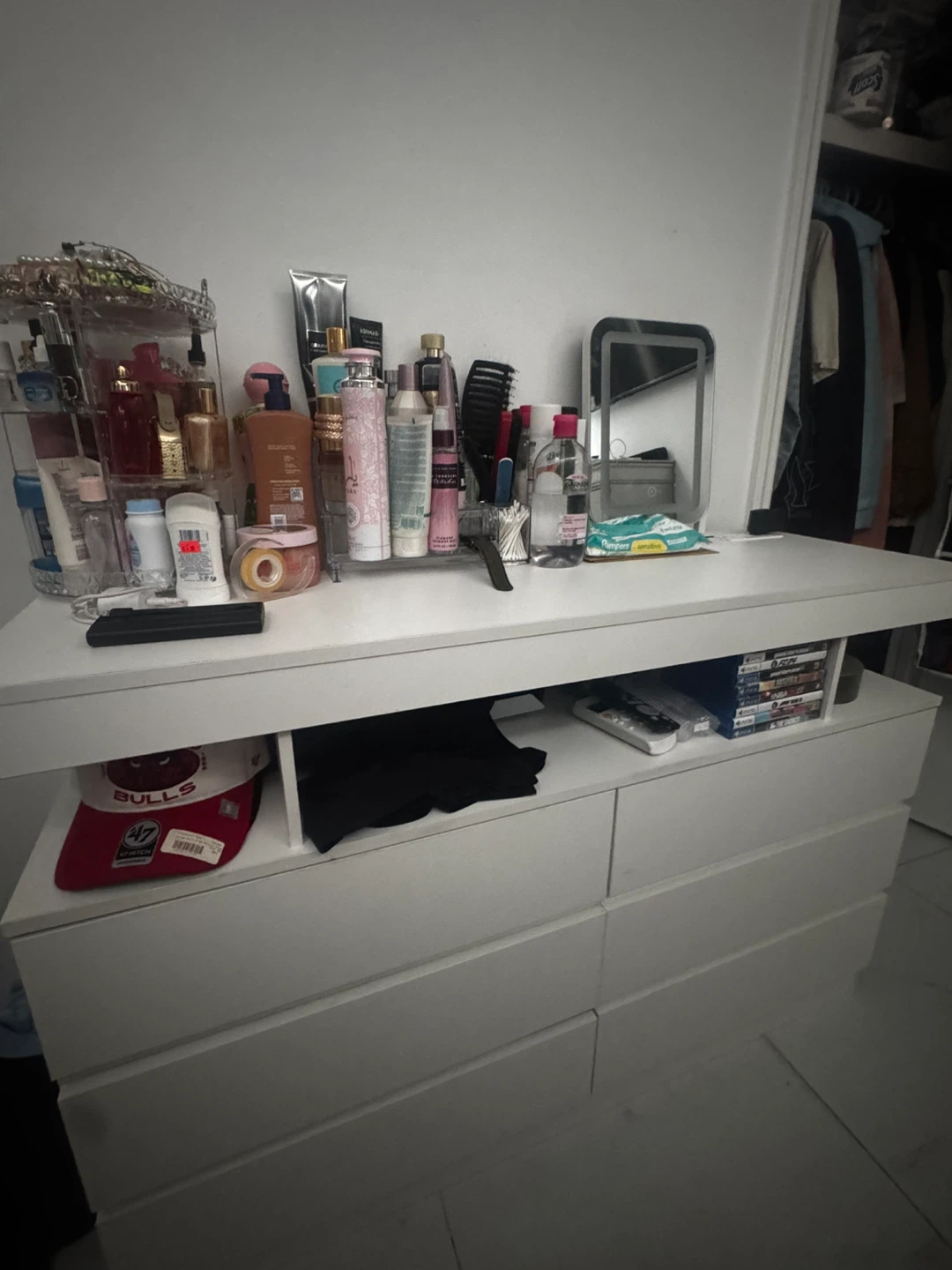 White chest of drawers with 6 drawers - photo 2