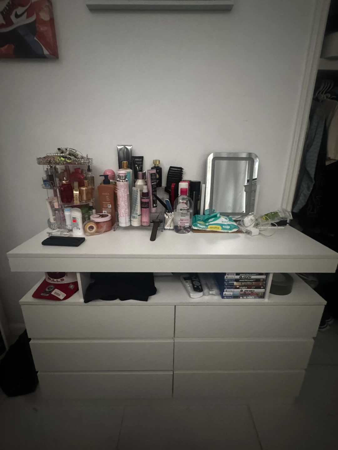 White chest of drawers with 6 drawers