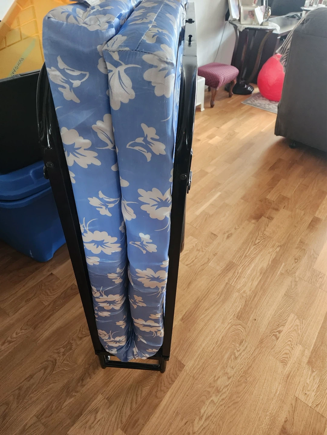 Folding Bed with Blue Floral Mattress - photo 2