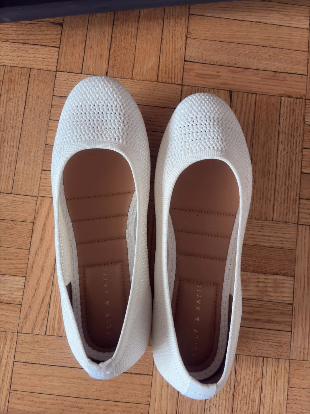 Kelly & Katie White Ballet Flats (size 6)