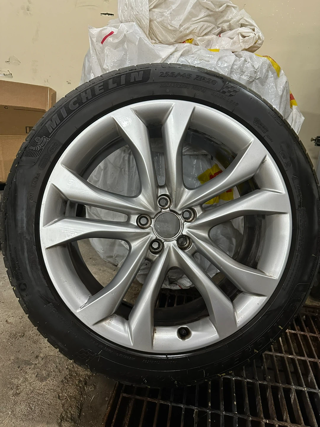4 Michelin 255/45 ZR20 Extra Load Tire - photo 4