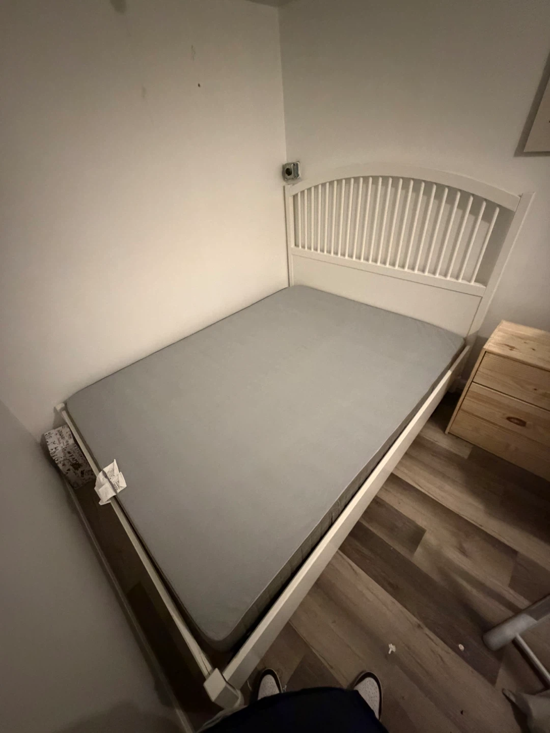 Queen bed with mattress - photo 3
