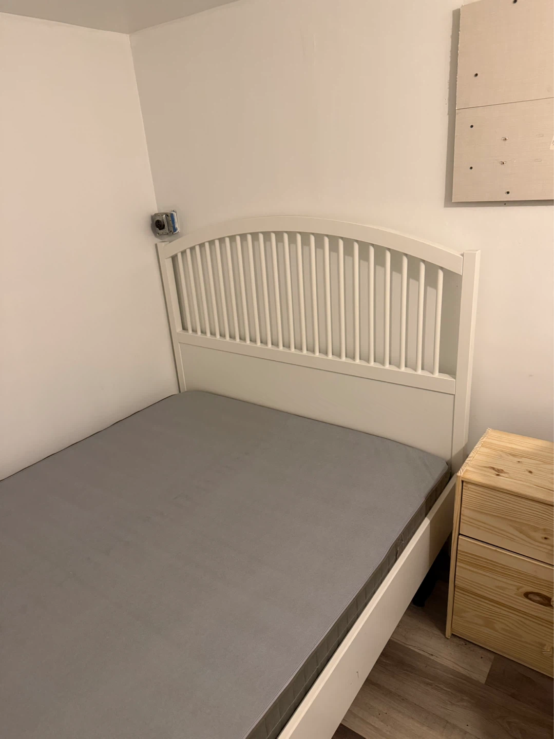 Queen bed with mattress - photo 2