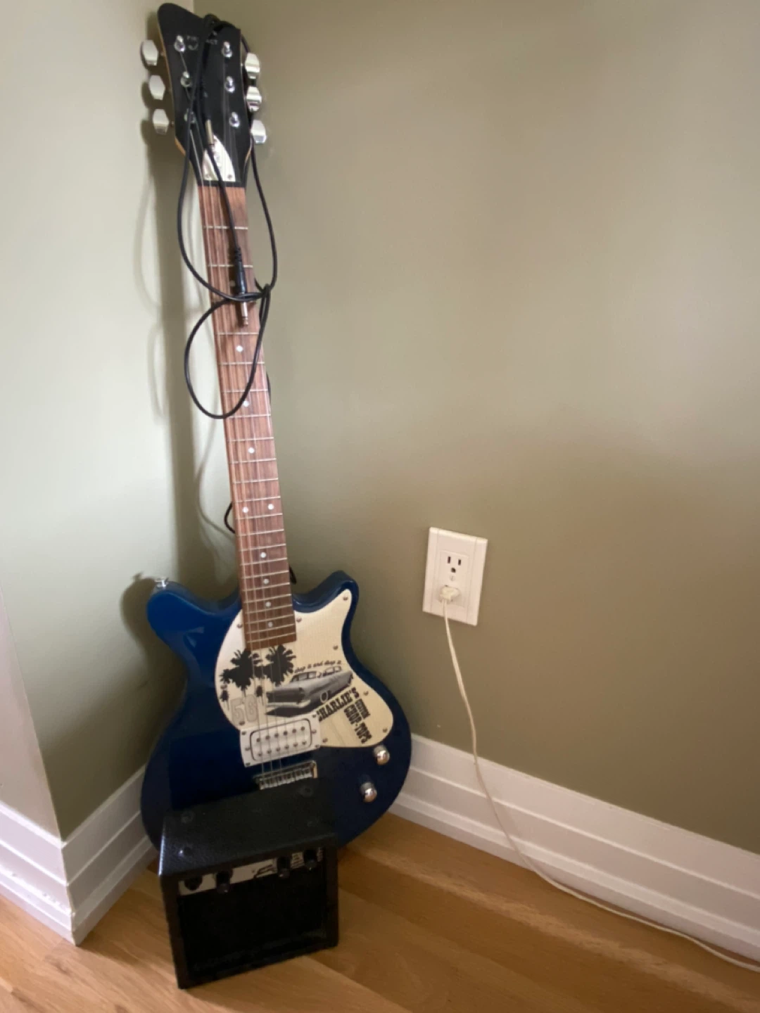 ELECTRIC GUITAR WITH AMPLIFIER