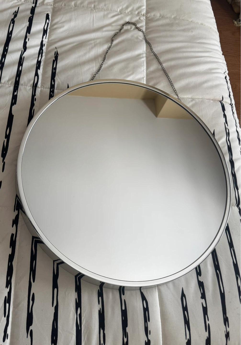 Round Wall Mirror with Hanging Chain