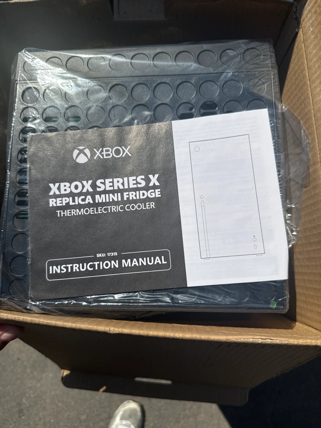 Xbox Series X Replica Mini Fridge - photo 2