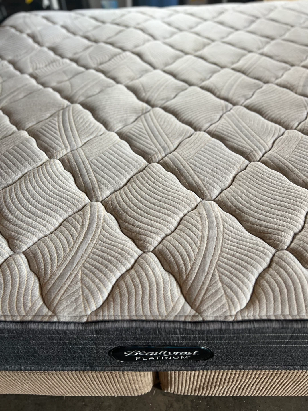 King mattress with box spring and metal frame/ free delivery - photo 3