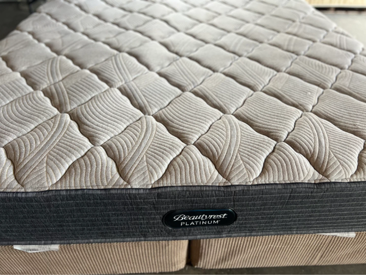 King mattress with box spring and metal frame/ free delivery - photo 2