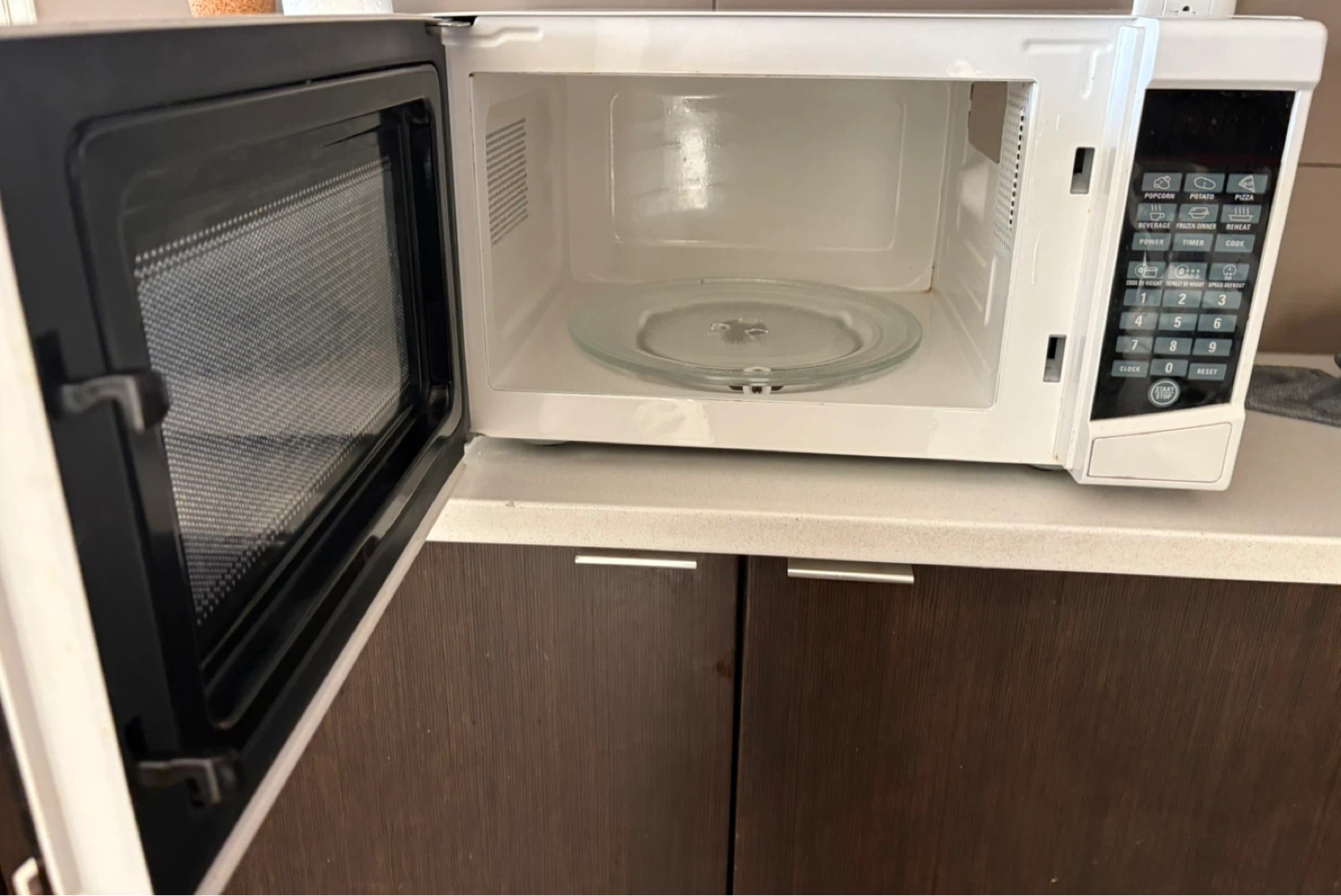 White RCA Microwave - photo 2
