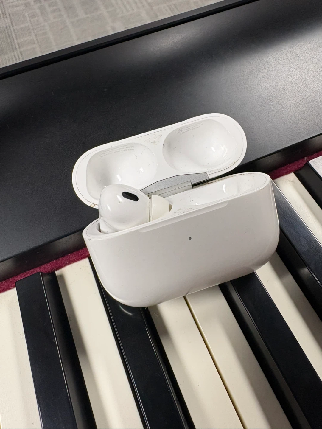 Apple AirPods Pro 2nd gen with Charging Case and left earbud